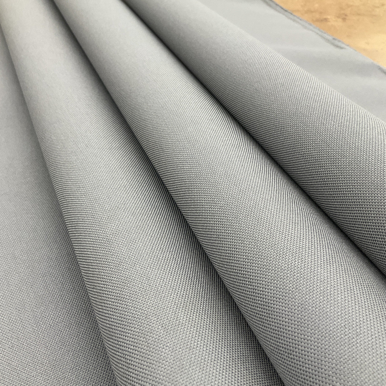 სინთეთიკური ტილო (Polyester Canvas) 170სმ მეტრაჟით, ხვეულა, რულონი - 1 მეტრი